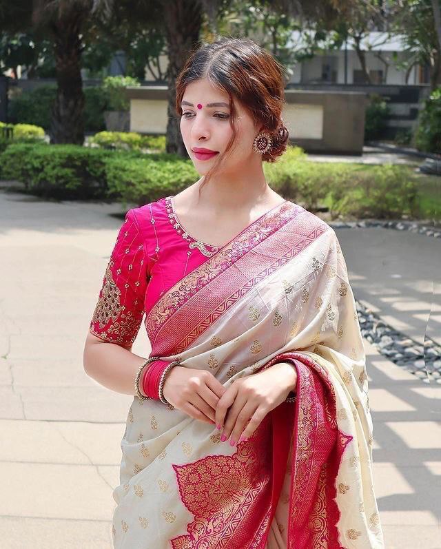 Women's Exclusive Banarasi Silk Sarees with Blouse Piece
