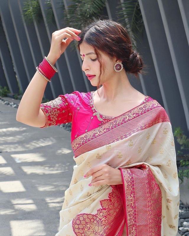 Women's Exclusive Banarasi Silk Sarees with Blouse Piece