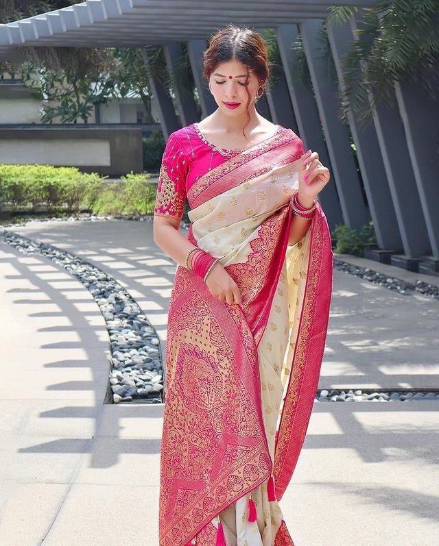 Women's Exclusive Banarasi Silk Sarees with Blouse Piece
